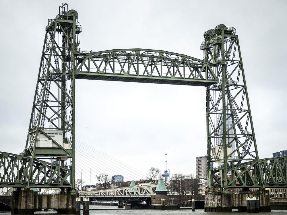 Rotterdam residents appear to be up in arms over a plan to temporarily dismantle the Koningshaven lift bridge, popularly called 