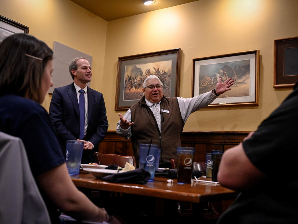 Sonny Subia, voluntario de la Liga de Ciudadanos Latinoamericanos Unidos, presenta a Michael Schneider, agente especial a cargo del FBI, a un grupo compuesto principalmente por estudiantes latinos de escuela intermedia y secundaria en Greeley, Colorado, el 28 de enero.