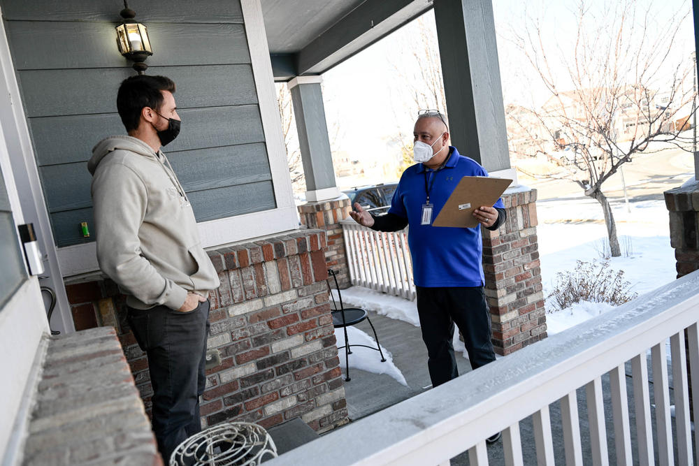 Chaz Tedesco, quien presta servicios en la Comisión del Condado de Adams, solicita una firma de petición del vecino Ryan Goff mientras se dedica a la campaña el 29 de enero. Tedesco se postula por el octavo distrito electoral de Colorado.