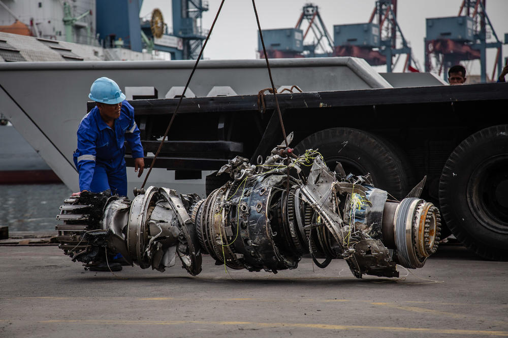Indonesian rescue personnel recover the wreckage of an engine from the Lion Air flight JT 610 at Tanjung priok port on Nov. 4, 2018 in Jakarta, Indonesia.