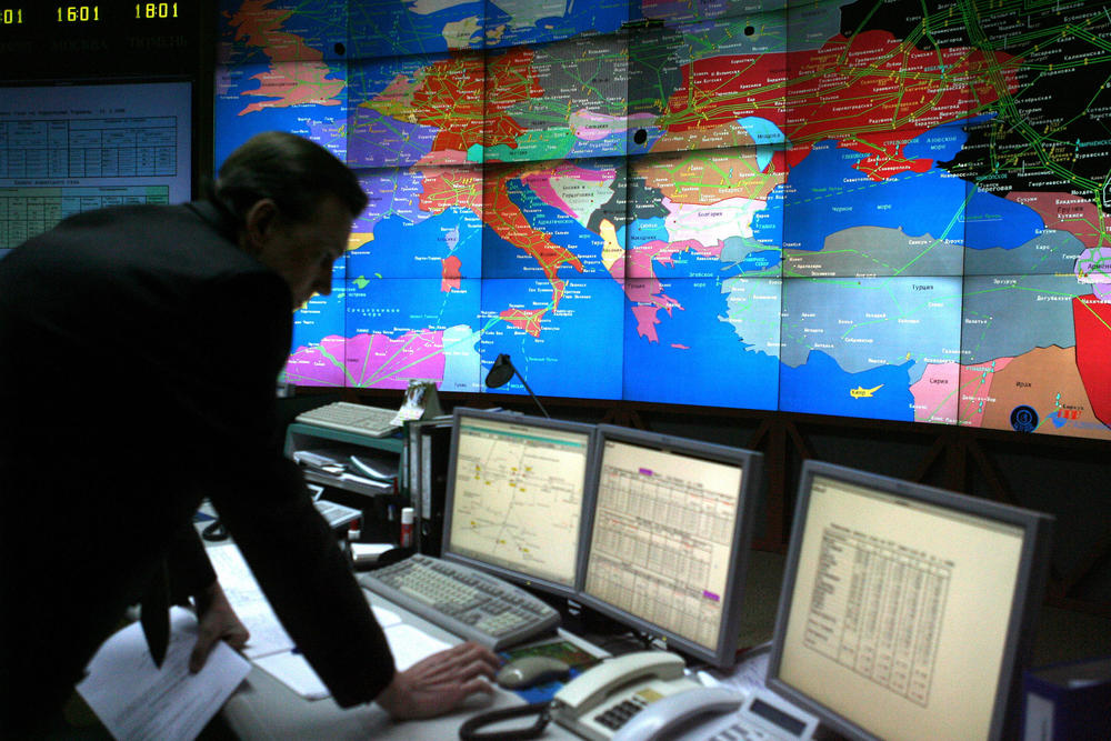 A Russian Gazprom employee works at the central control room of the Gazprom headquarters in Moscow on January 14, 2009. The ministers were in Russia to discuss the situation with gas transit to their countries.