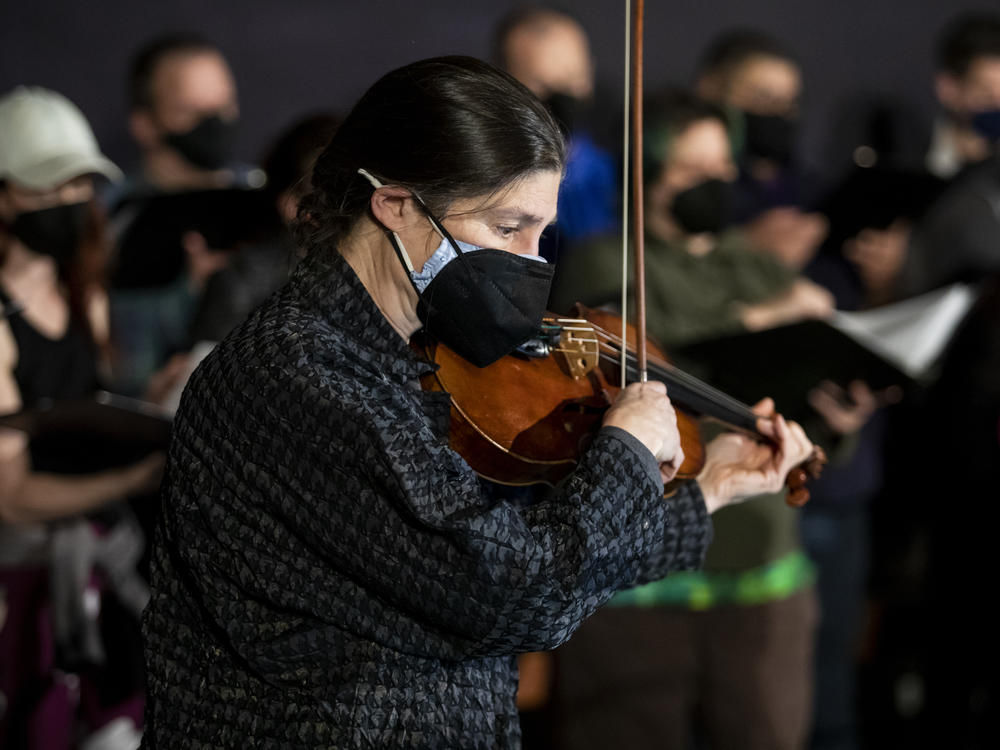 Violist Kim Kashkashian and the Houston Chamber Choir rehearse <em>Monochromatic Light (Afterlife).</em>