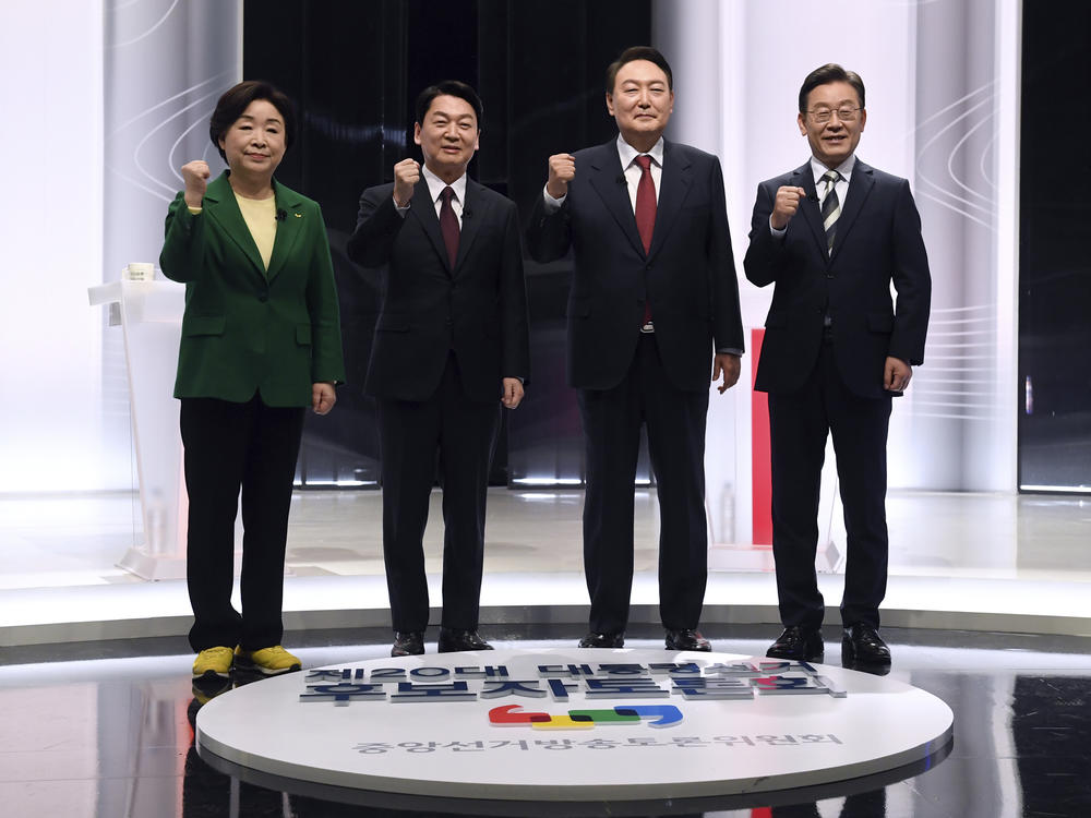 South Korea's leading presidential candidates (from left): Sim Sang-jung of the opposition Justice Party, Ahn Cheol-soo of the opposition People's Party, Yoon Suk Yeol of the main opposition People Power Party and Lee Jae-myung of the governing Democratic Party pose for a photo before a televised debate for the March 9 presidential election, in Seoul, Feb. 25.