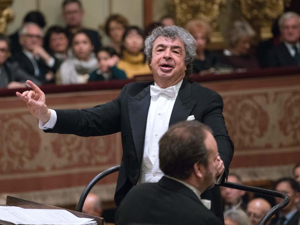 Semyon Bychkov, conducting the Vienna Philharmonic in Vienna, Austria in 2017.