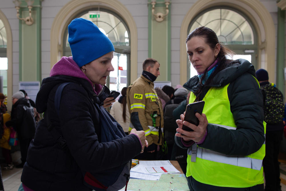 Volunteers are ready to answer questions from newly arrived refugees.