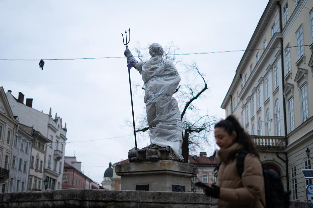 Statues are wrapped in fireproof material in hopes that they could withstand the heat from Russian bombs.