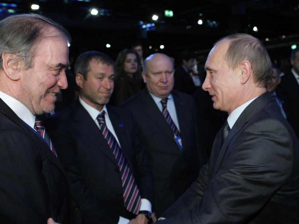 Russian Prime Minister Vladimir Putin in a meeting with Russian oligarch Roman Abramovich (on the left, in the center) in 2010.