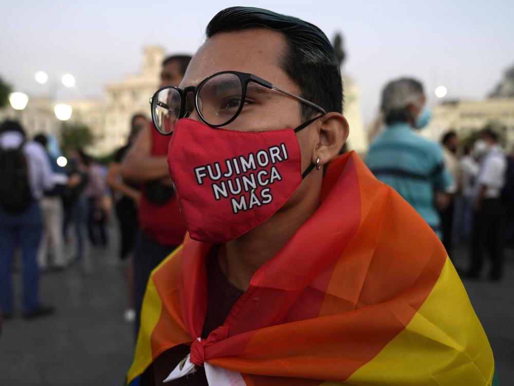 A young man wears a mask protecting against COVID-19 that reads in Spanish 