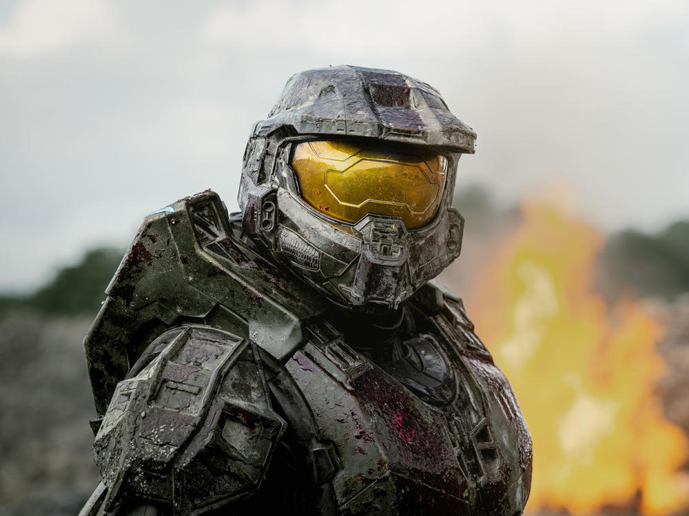 Master Chief (Pablo Schreiber) asks to see your <em>HALO</em> in the Paramount series.