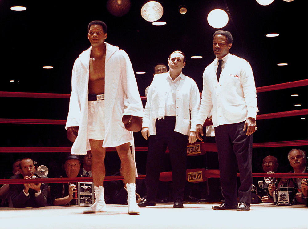 Actors Will Smith, Ron Silver and Jamie Foxx in <em>Ali</em>.