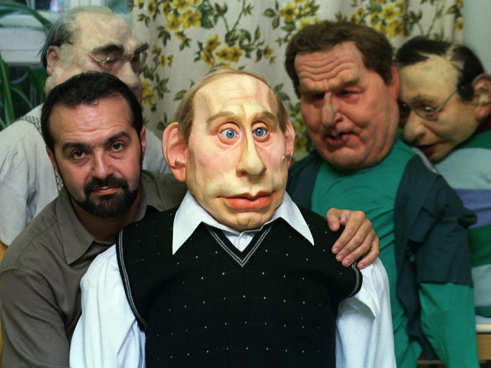 Director Victor Shenderovich poses with a life size puppet of Vladimir Putin in 2000, on the set of a popular satirical NTV television show called 