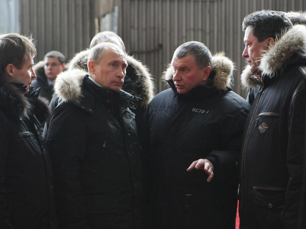 Vladimir Putin speaks with Russian oligarch Igor Sechin (center right) in 2009.