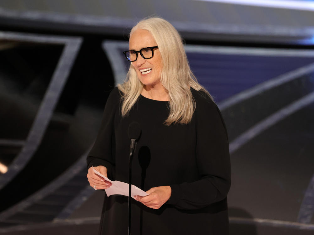 Jane Campion accepts the Oscar for best directing, for her work in <em>The Power of the Dog. </em>