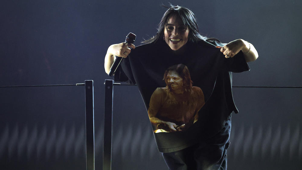 Billie Eilish pays tribute to the late Foo Fighters drummer Taylor Hawkins during her 2022 Grammy performance.