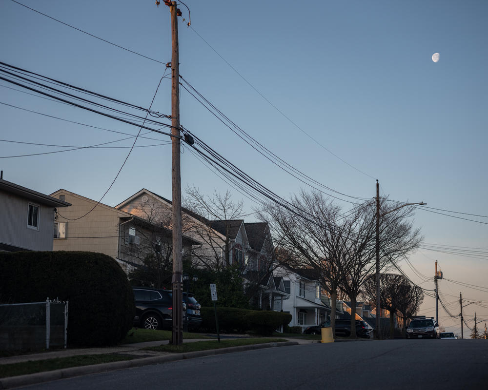 Stephanie and Arnold raised their two daughters, Vikki and Laurie, in Long Island. The daughters grew up and started families of their own. Life was good, the family says.