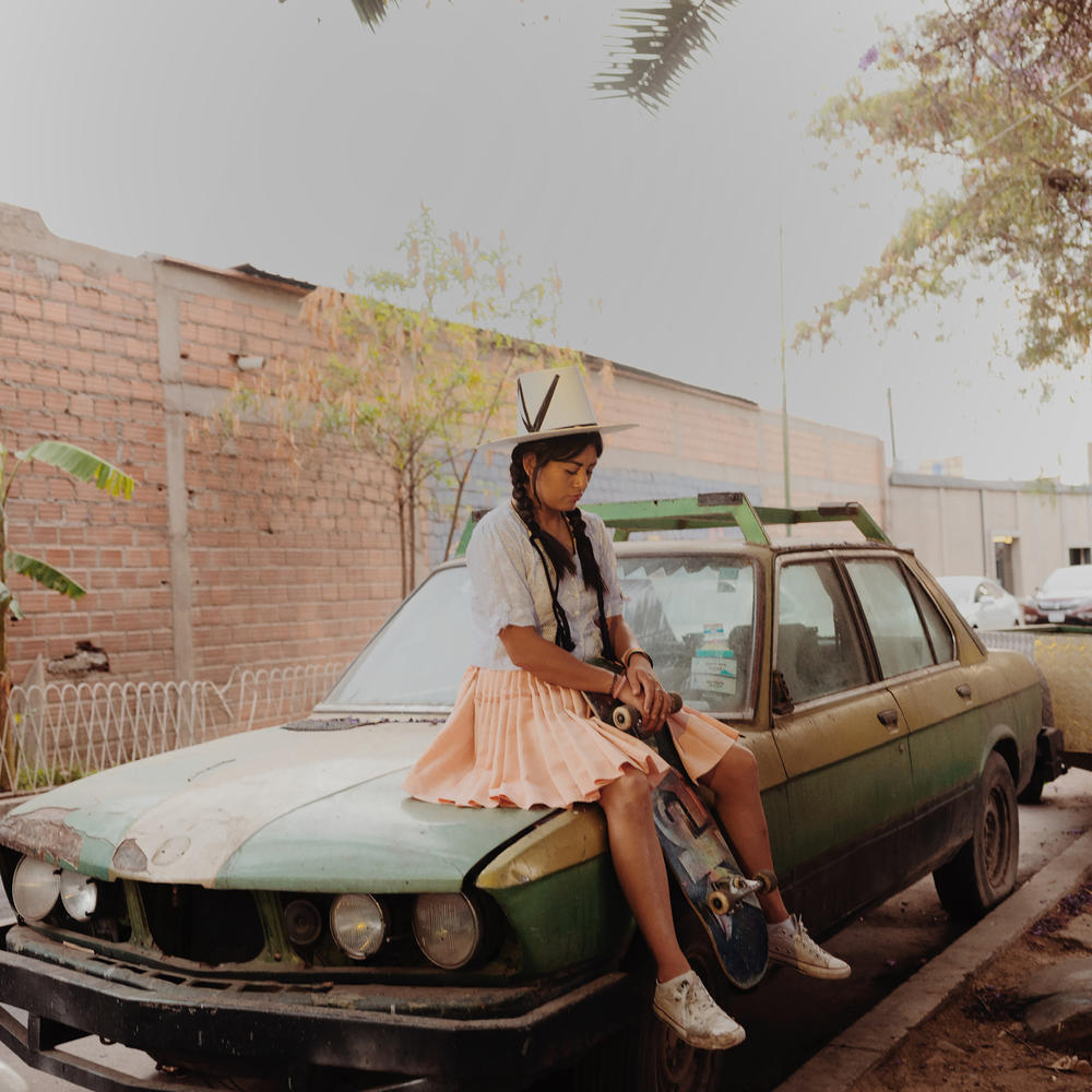 Luisa Zurita started skateboarding in 2016. At first, her family didn't approve of her engaging in the sport. But they changed their minds after her grandmother saw Luisa skating on a TV program. When she realized it was her granddaughter's passion, her grandmother gave her the blessing to keep skating.