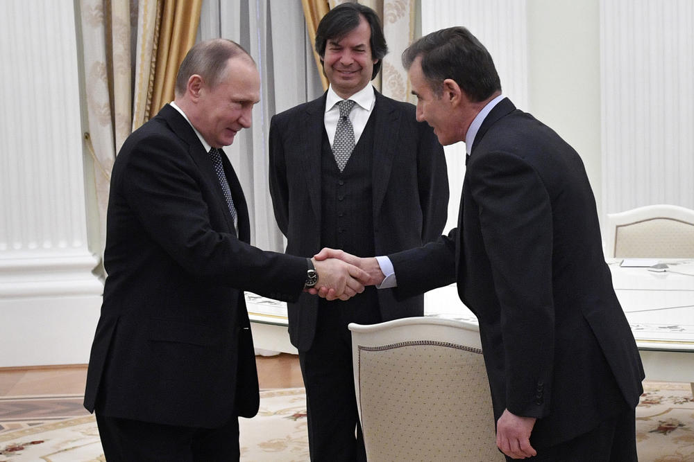 Russian President Vladimir Putin (left) welcomes then-Glencore CEO Ivan Glasenberg at the Kremlin in 2017. Glencore is one of the oil trading companies in Switzerland that continue to lift large volumes of Russian crude.