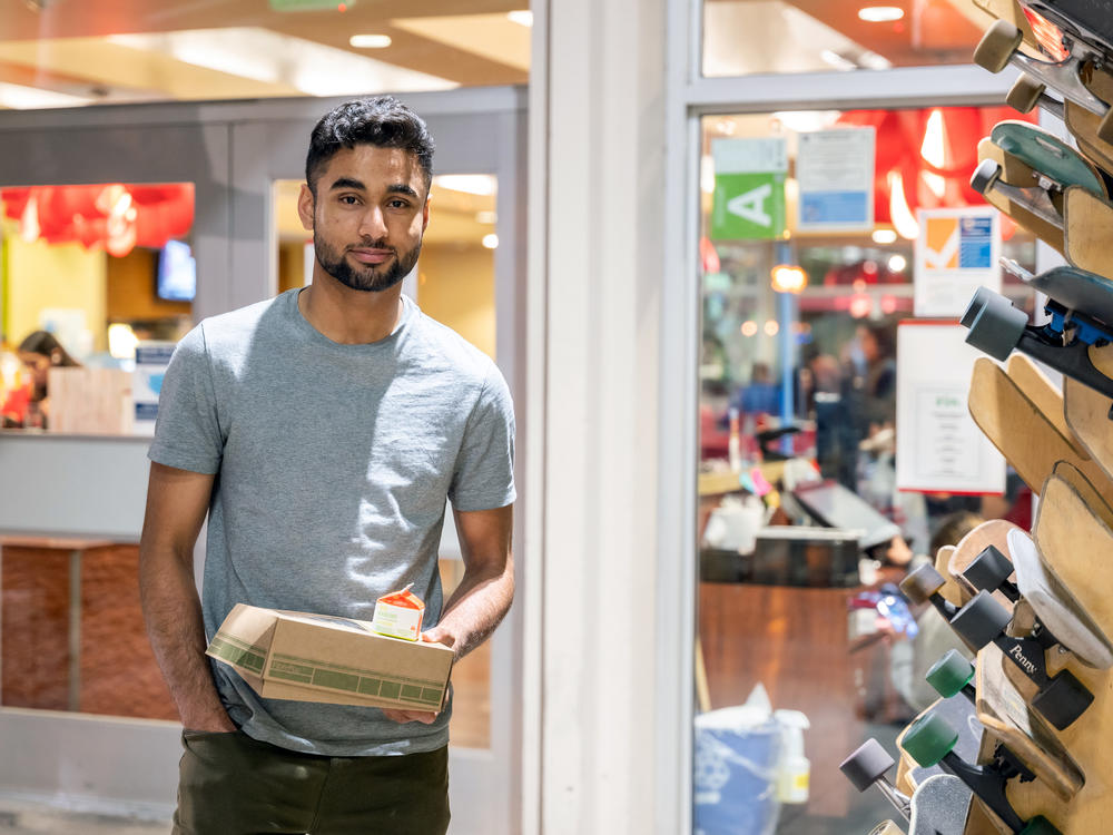 Talha Rafique picks up his to-go suhoor box from a campus dining hall at the University of Southern California. 