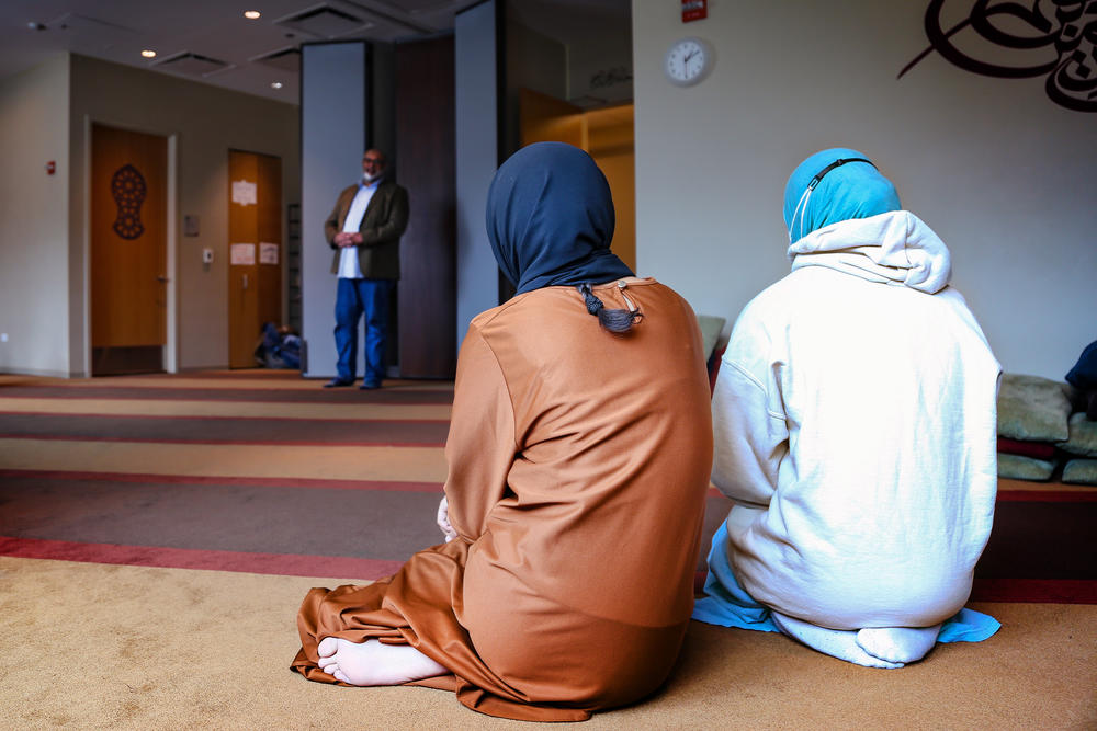 Omer Mozaffar addresses students at Loyola University Chicago's campus mosque.