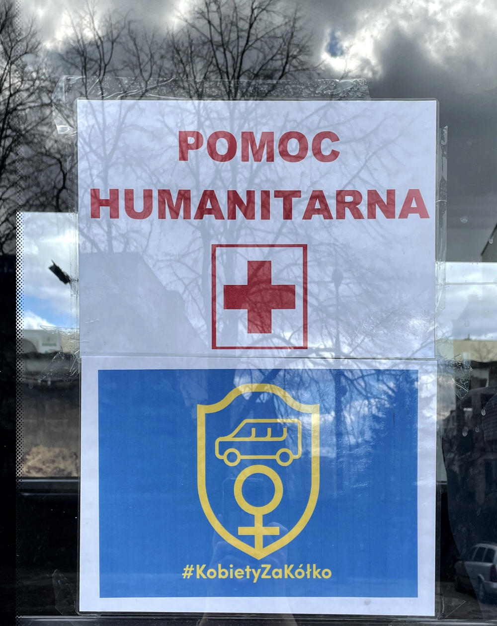 A sign for Kobiety za Kolko (Women Take the Wheel) on a vehicle reserved for giving rides to Ukrainian refugees.