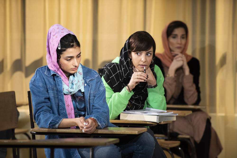 (l) Ava Lalezarzadeh, Tala Ashe and Pooya Mohseni in Sanaz Toossi's play <em>English</em>