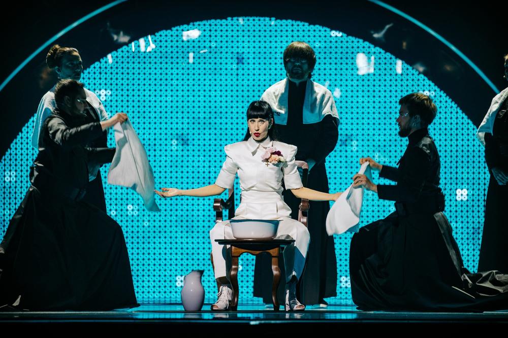 Konstrakta performing 