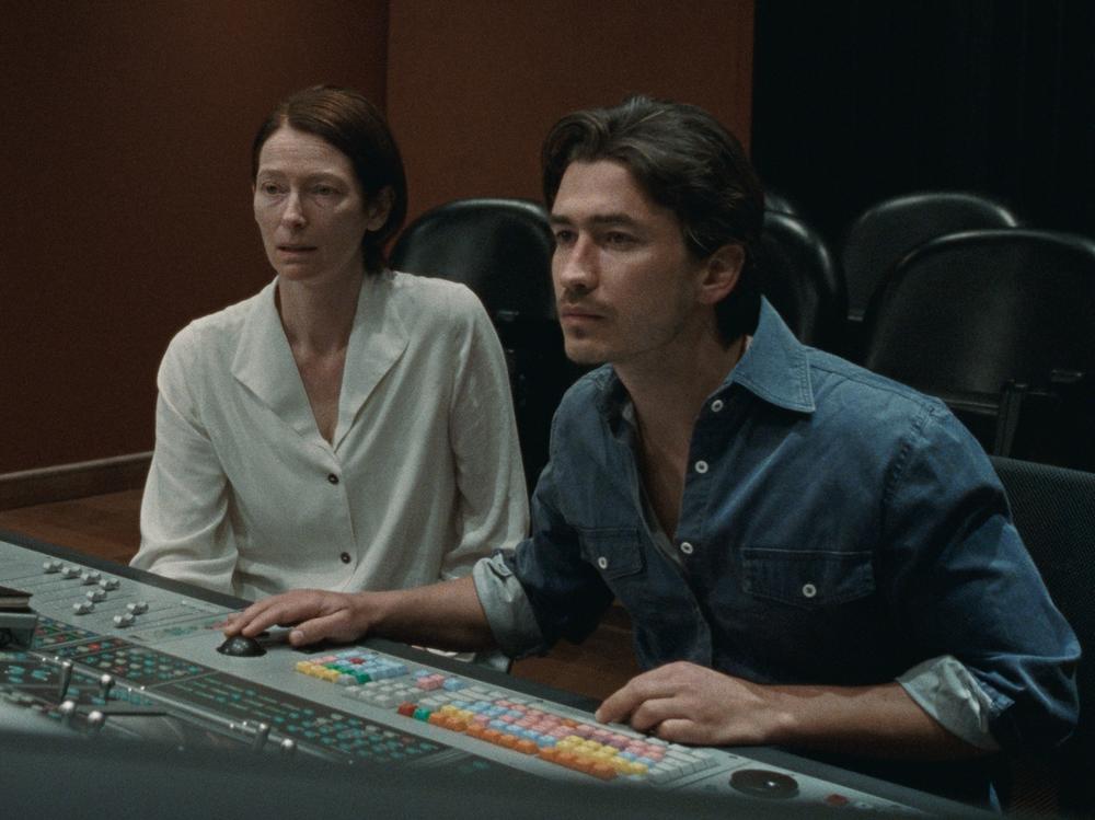 Jessica (Tilda Swinton) consults an engineer (Juan Pablo Urrego) in an effort to understand the mysterious sound she's hearing in <em>Memoria</em>.
