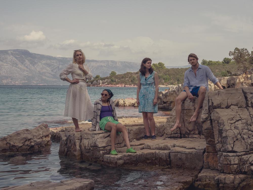 Melissa (Jemima Kirke), Bobbi (Sasha Lane), Frances (Alison Oliver), and Nick (Joe Alwyn).