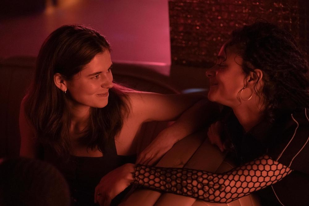 Frances (Alison Oliver) and Bobbi (Sasha Lane).