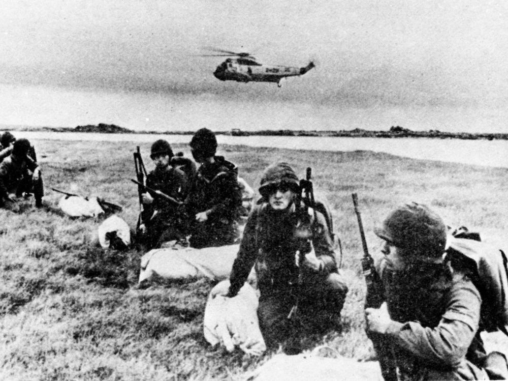 Argentine soldiers landing from a Sea King helicopter not far from Port Stanley, the capitol of the Falkland Islands (las Islas Malvinas).