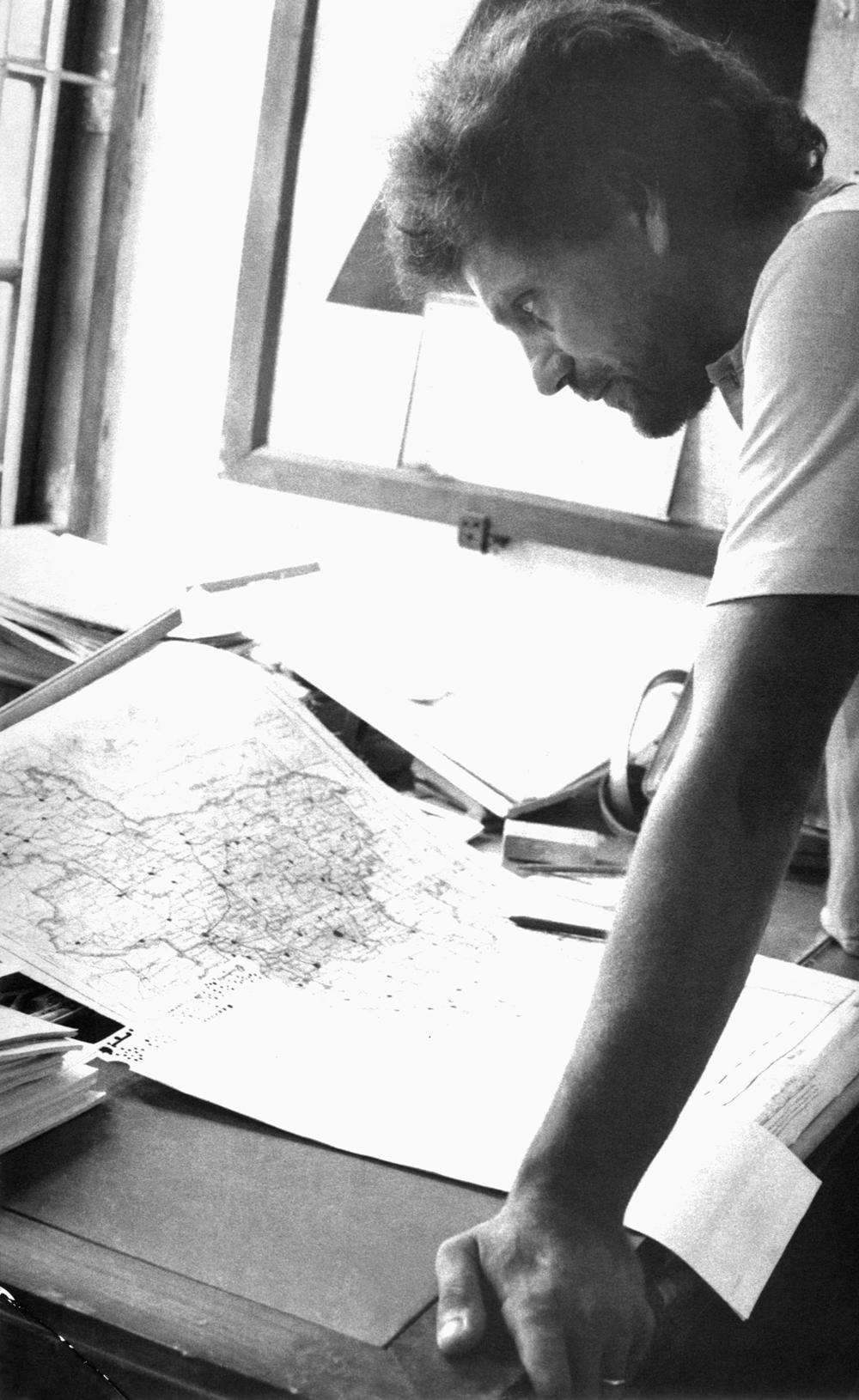 Daniel Tarantola analyzes a Bangladesh district map in 1975 that shows the locations of smallpox cases detected in the region.