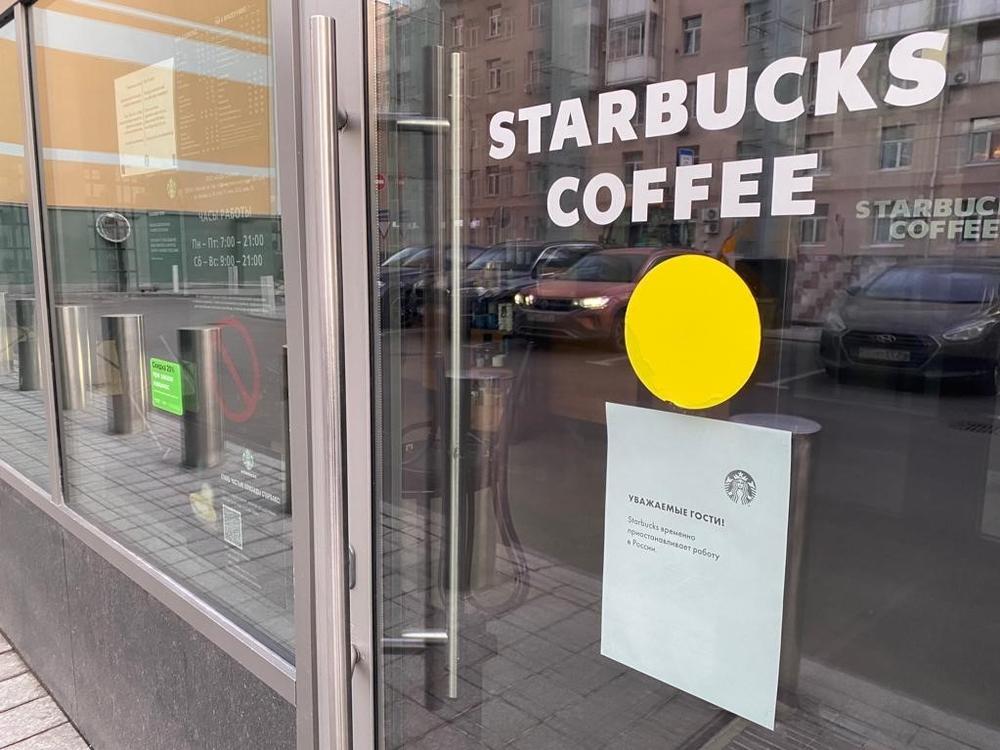 A sign on a Moscow Starbucks informs visitors that the coffee chain had suspended its work in Russia.