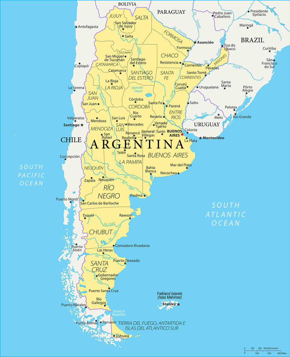 Las Malvinas, llamadas Los Falklands por los britanicos, están ubicadas a la costa este de Argentina.