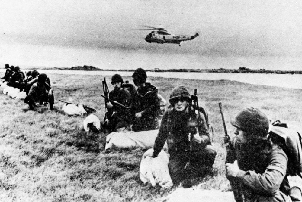 Soldados argentinos aterrizando desde un helicóptero Sea King no lejos de Puerto Stanley, la capital de las Islas Malvinas.