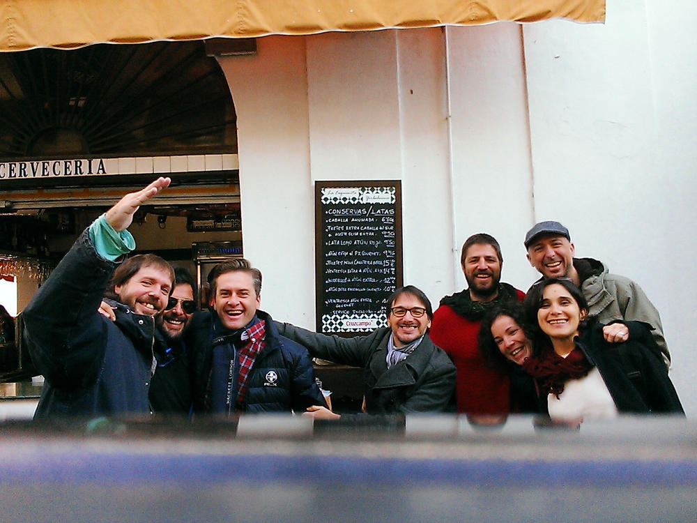 I told you people like hanging outside places in Seville.