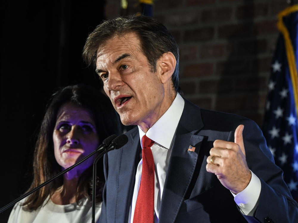 Mehmet Oz greets supporters on May 17, 2022 in Newtown, Penn.