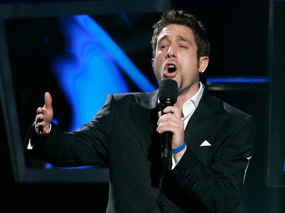 Elliott Yamin performs during the <em>American Idol</em> Season 5 finale on May 24, 2006.