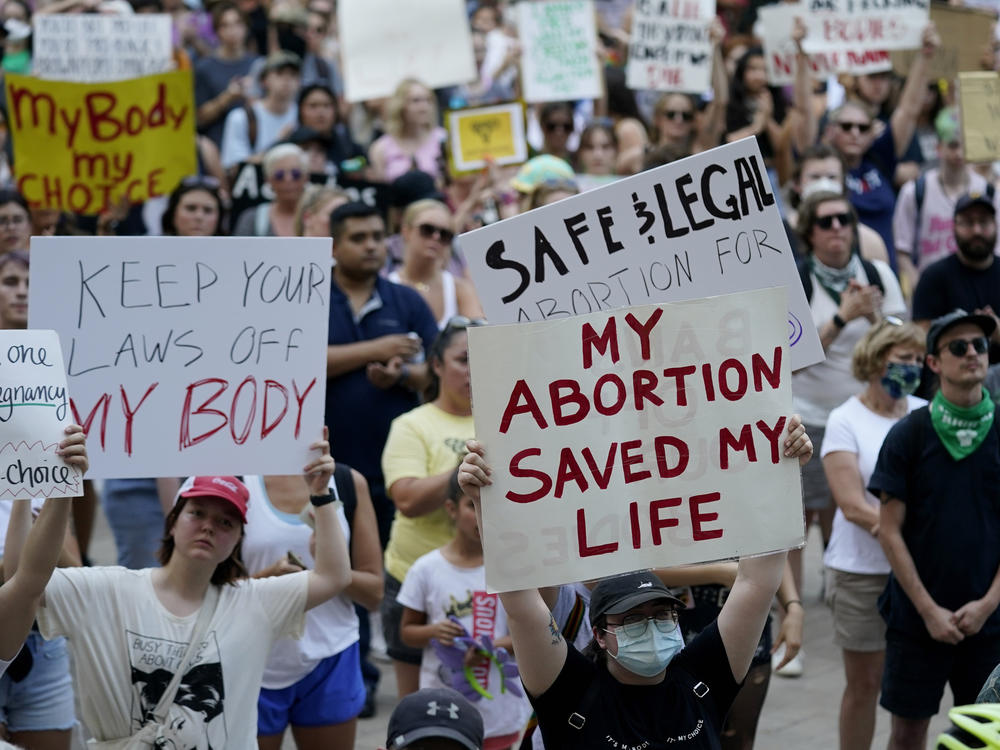 Demonstrators gather at the federal courthouse in Austin, Texas, following the Supreme Court's decision to overturn <em>Roe v. Wade</em>.