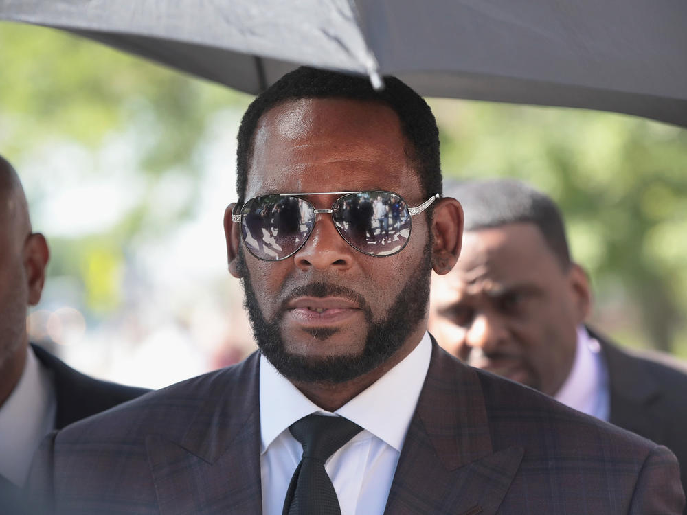 R&B singer R. Kelly leaves the Leighton Criminal Court Building following a hearing on June 26, 2019 in Chicago.