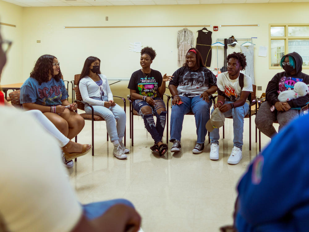 DELRAY, FL - MAY 23, 2022: (L-R) Alexandra Iriarte, Elizabeth George, Janaya Stephens, Paris Jackson, Mario Guillaume and Keanna Tyson during a group session in their grief support group also knows as Steve's Club held during school hours at Atlantic High School in Delray Beach, Florida on May 23, 2022.