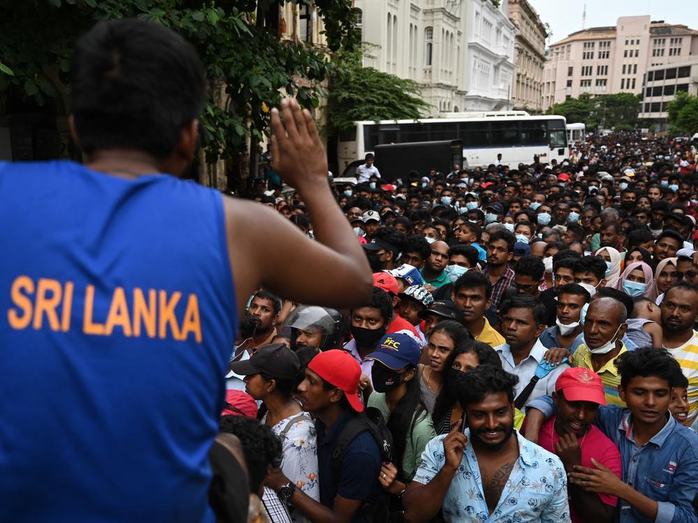 People crowd to visit Sri Lankan President Gotabaya Rajapaksa's official residence in Colombo on July 11.