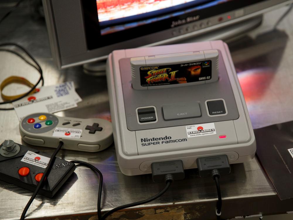 The Super Nintendo Entertainment System with the hit Capcom beat 'em up game <em>Street Fighter II</em>.