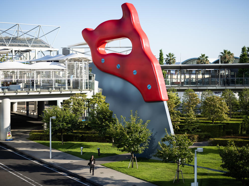 The large-scale street art 