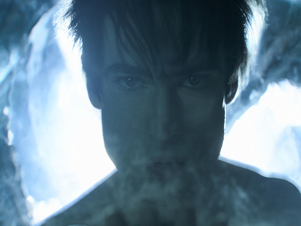 Morpheus (Tom Sturridge) blows you a kiss in <em>The Sandman</em>.