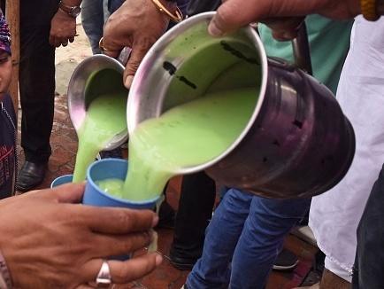 Volunteers distribute free cold drinks to commuters on a hot day in Amritsar, India, on June 29.