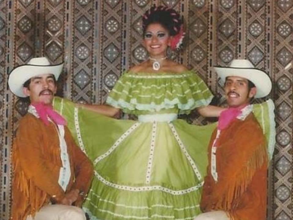 Mi mamá (en el centro) y su hermano gemelo, mi tío Manuel (a la izquierda) en Itō, Japón, 1980. Mi tío Sergio, Manuel y mi mamá son muy cercanos hasta el día de hoy.