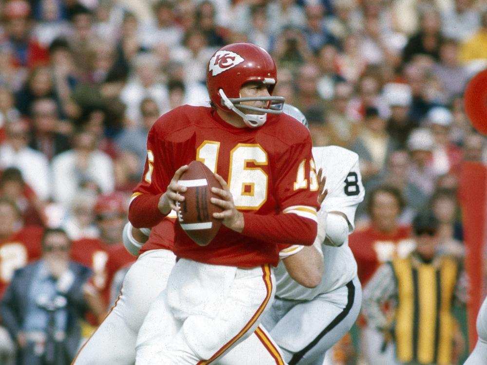 Quarterback Len Dawson #16 of the Kansas City Chiefs drops back to pass against the Oakland Raiders during an early circa 1970's NFL football game at Arrowhead Stadium in Kansas City, Mo.
