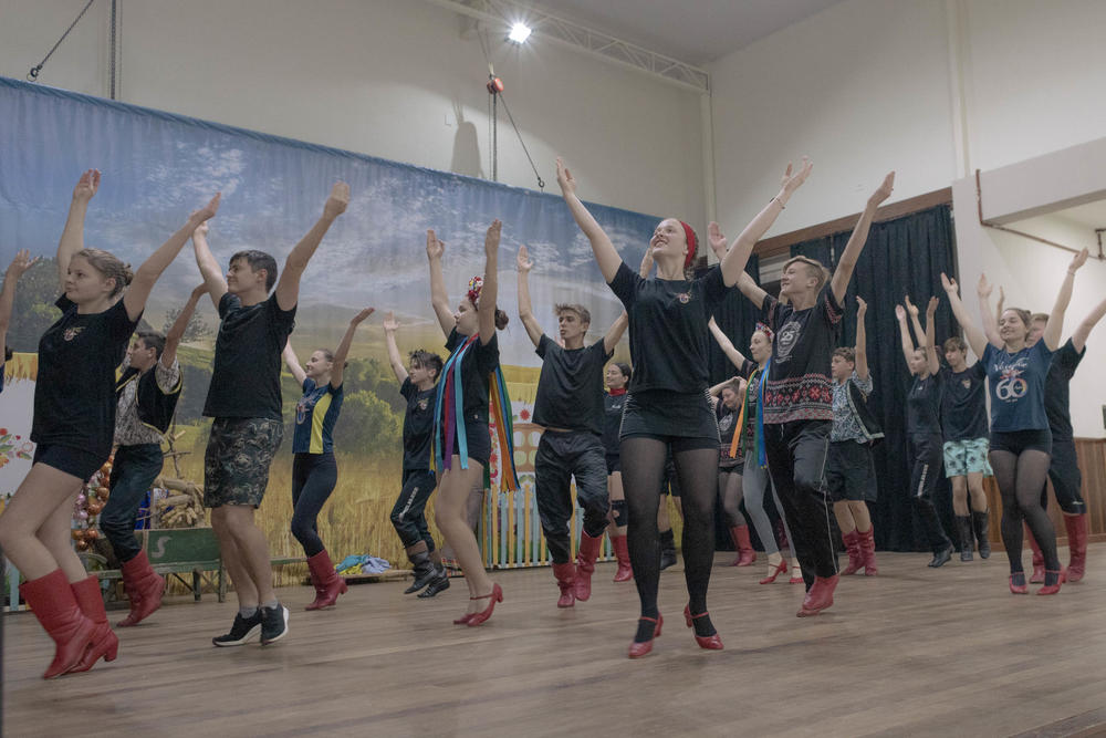 The Ukrainian-Brazilian Folk Dance Group Vesselka was founded in 1958 and performs throughout the year — and even travels abroad. Above: a rehearsal in their home base of Prudentópolis.