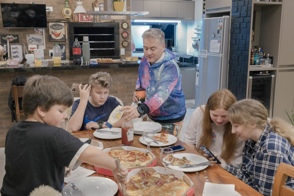 When it comes to pizza, Paulo Bley of Prudentópolis and his two sons have a difference of opinion with their Ukrainian tablemates. The Brazilians use a fork. The Ukrainians most certainly do not!