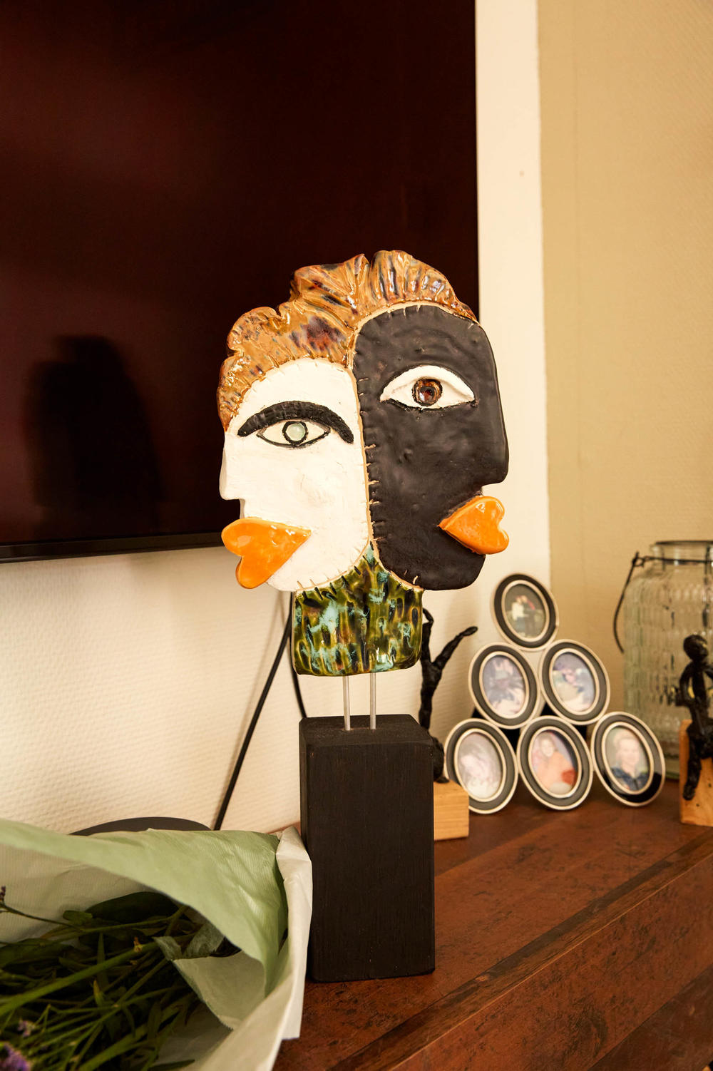Fiona's aunt made this statue representing Fiona and Patrick.